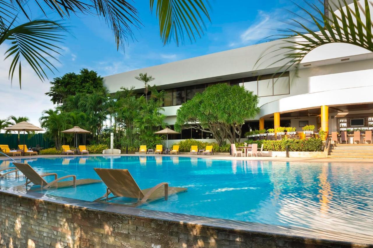 Marco Polo Plaza Cebu Hotel Exterior foto The pool at the Sheraton Nha Trang Hotel & Spa Resort