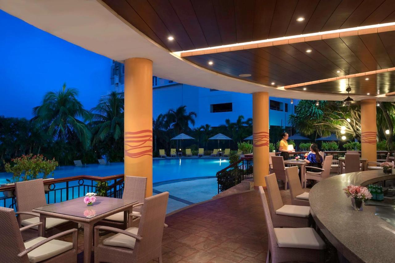 Marco Polo Plaza Cebu Hotel Exterior foto The poolside bar at the hotel