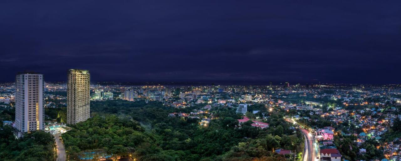 Marco Polo Plaza Cebu Hotel Exterior foto View of the city at night