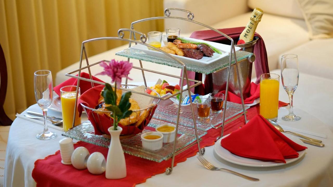 Marco Polo Plaza Cebu Hotel Exterior foto A champagne breakfast