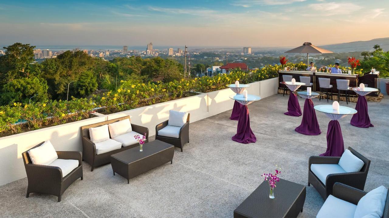 Marco Polo Plaza Cebu Hotel Exterior foto The rooftop bar at the hotel