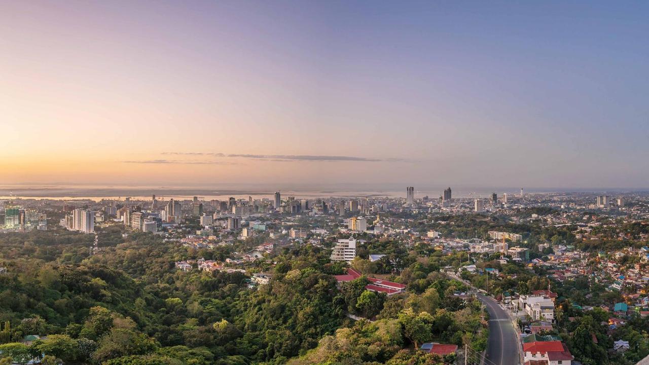 Marco Polo Plaza Cebu Hotel Exterior foto View of the Gold Coast skyline from the Gold Coast hinterland