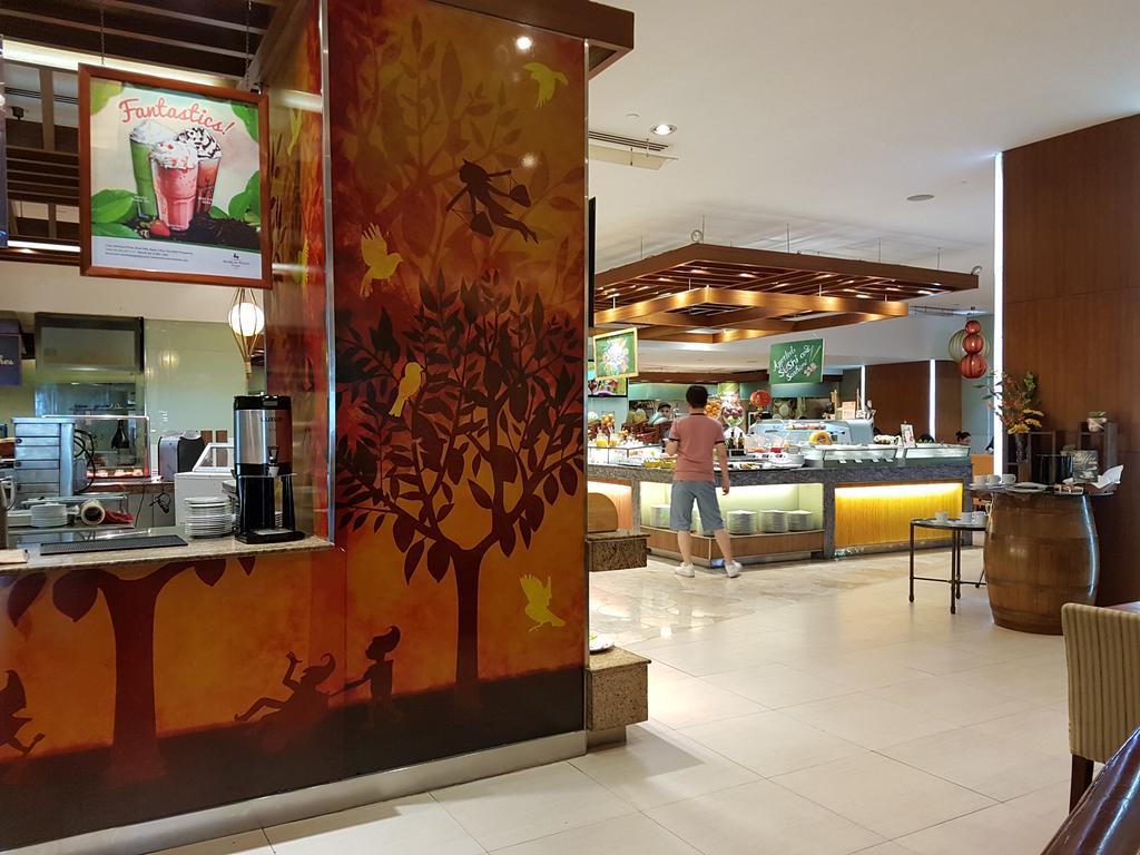 Marco Polo Plaza Cebu Hotel Exterior foto The Coffee Bean & Tea Leaf in the lobby of the Royal Plaza Hotel, Bangkok, Thailand