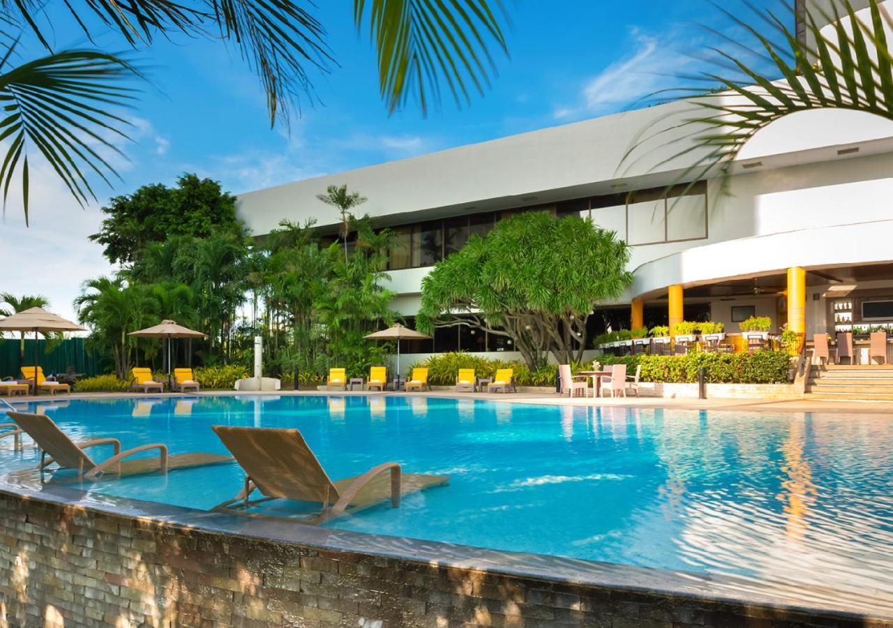 Marco Polo Plaza Cebu Hotel Exterior foto The pool at the hotel